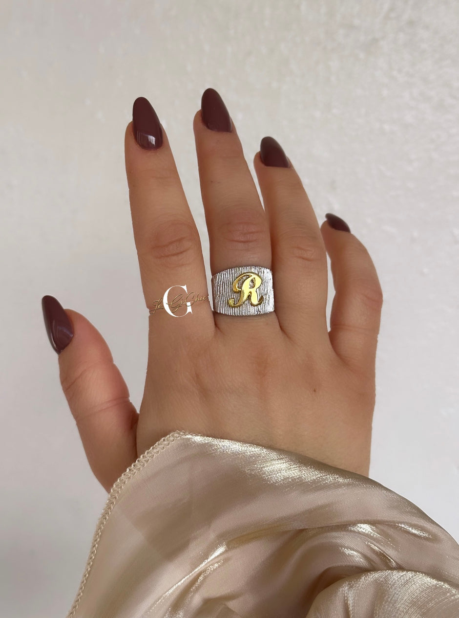 Anello “Fascia con lettera” in argento 925