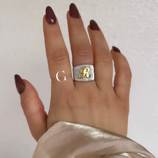 Anello “Fascia con lettera” in argento 925