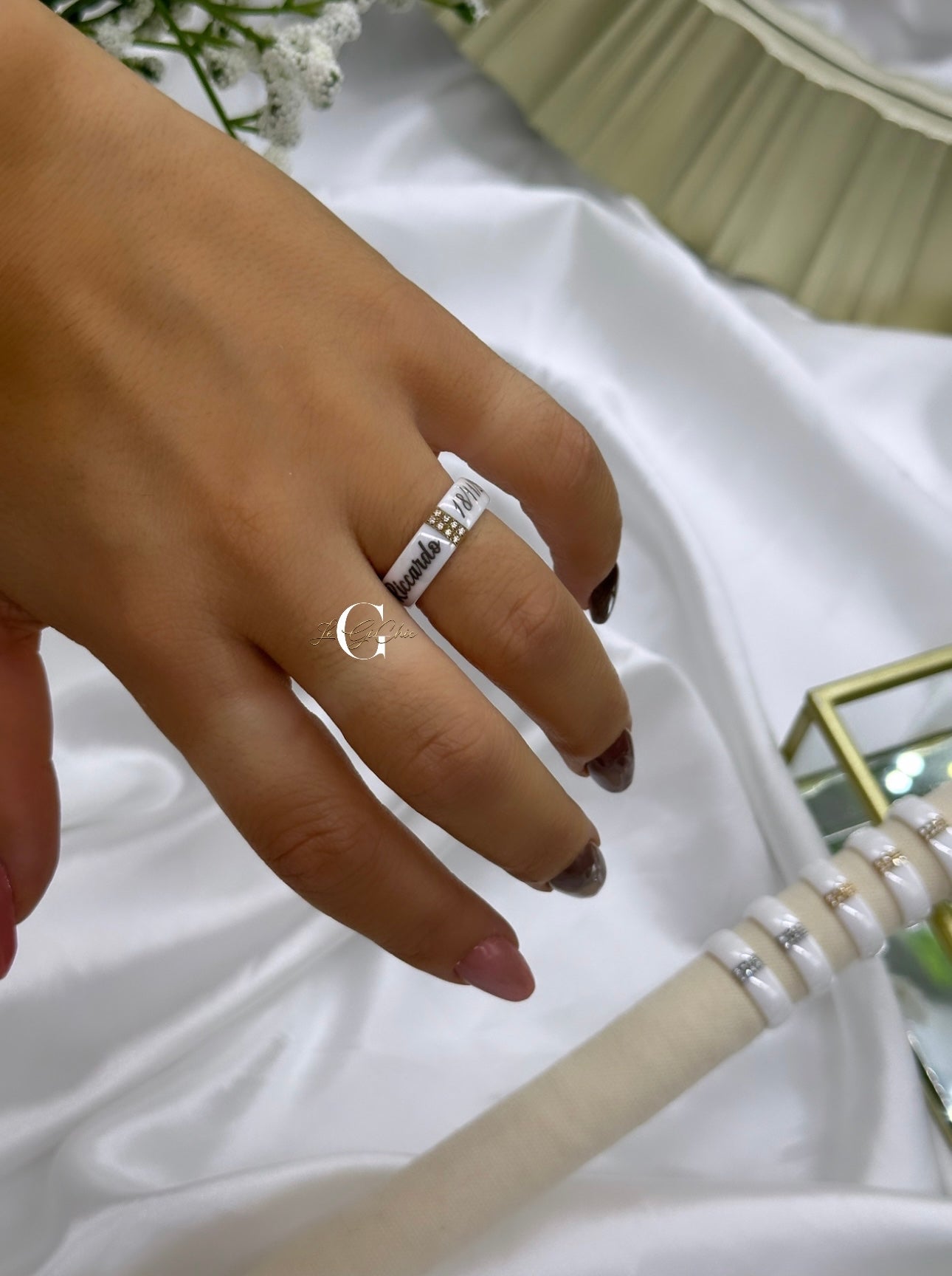 Anello “Fascia in ceramica con strass centrali”