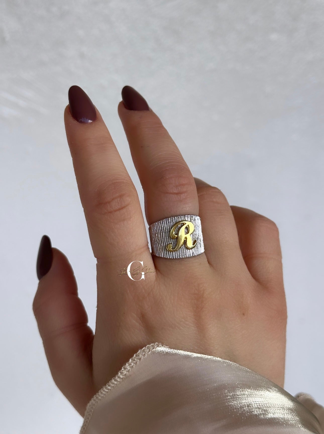 Anello “Fascia con lettera” in argento 925