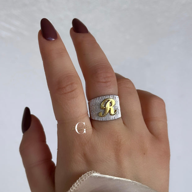 Anello “Fascia con lettera” in argento 925