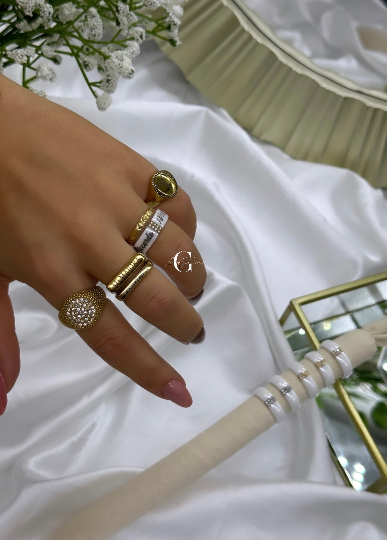 Anello “Fascia in ceramica con strass centrali”